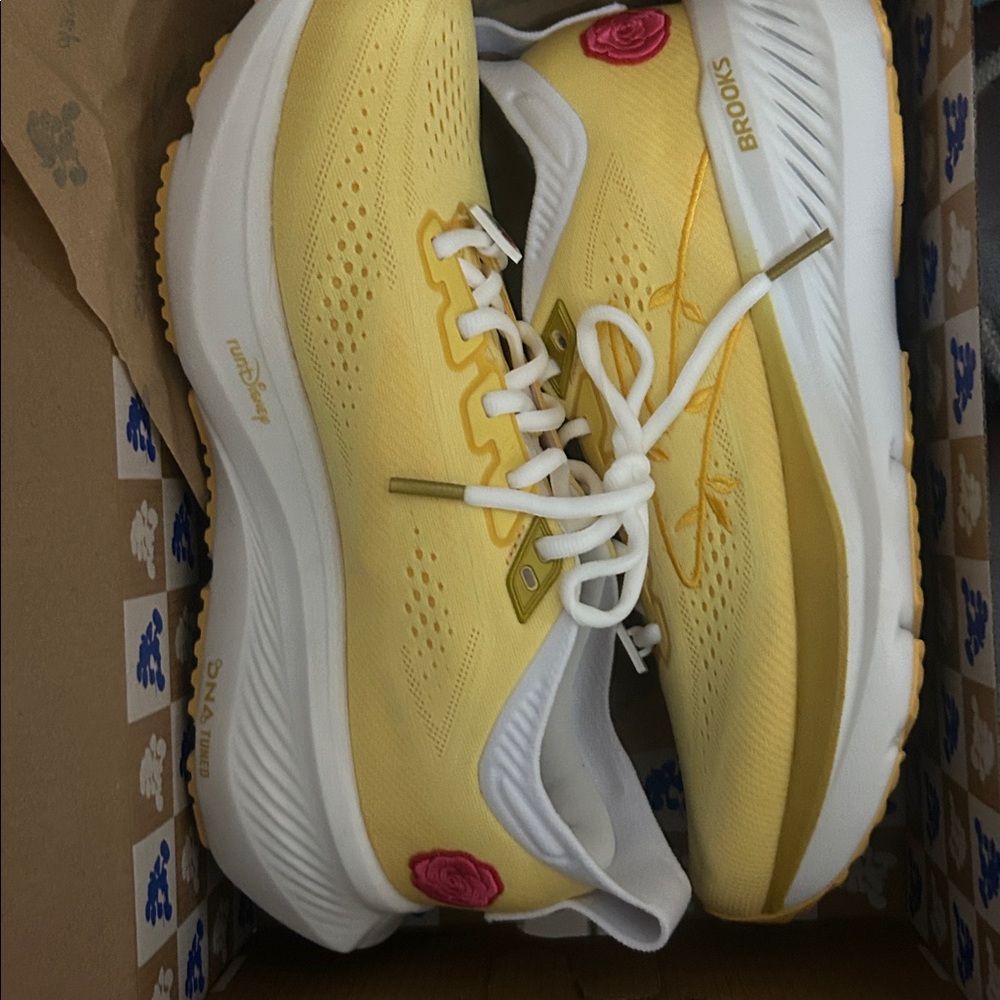 Brooks Disney Glycerin 23 Belle running shoes Yellow/White with Pink Rose Accent - Picture 3 of 3